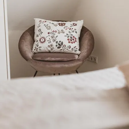 Weingartenrefugium Rosenberg 木屋 *