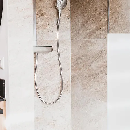 Weingartenrefugium Rosenberg 木屋 *